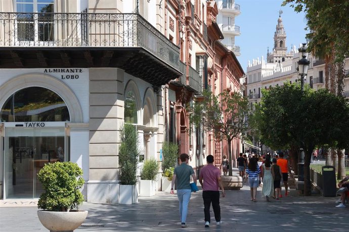 Archivo - Calle Almirante Lobo en el centro de Sevilla, con la Giralda asomando al fondo. En Sevilla (Andalucía, España).