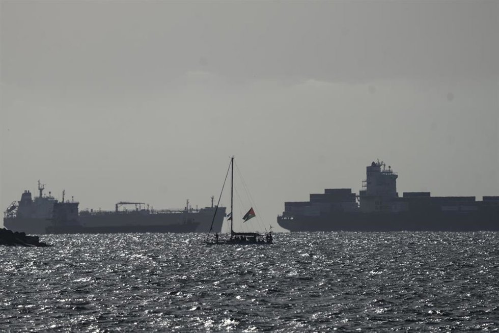 Una embarcación de la Global Sumud Flotilla entra en el puerto de Asdod escoltado por la Armada de Israel tras su interceptación en aguas internacionales por parte del Ejército israelí (archivo)