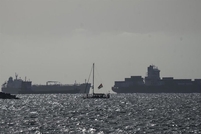 Um navio da Global Sumud Flotilla entra no porto de Ashdod escoltado pela Marinha israelense após ser interceptado em águas internacionais pelo exército israelense (arquivo).