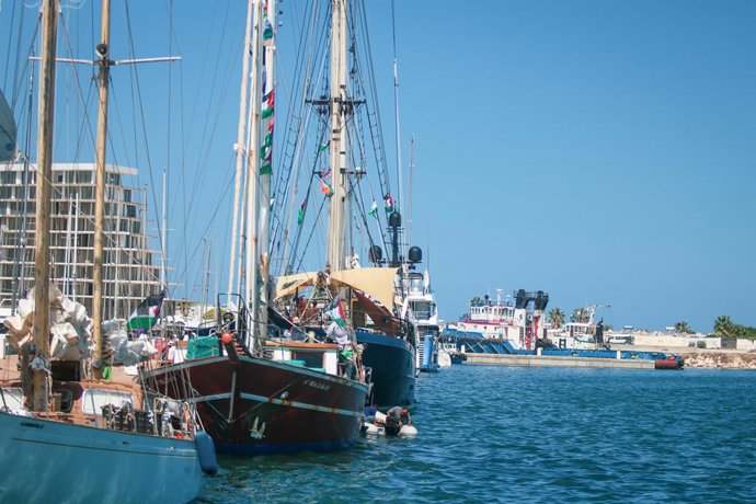 12 de setembro de 2025, Bizerte, Bizerte, Tunísia: A Flotilha Global Sumud atraca no porto de Bizerte, no norte da Tunísia, em 12 de setembro de 2025. A flotilha, que tem como objetivo romper o bloqueio de Israel a Gaza, adiou sua partida para sábado devi