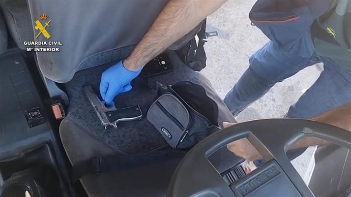 Arma incautada por la Guardia Civil tras la detención de cuatro personas por su presunta implicación en dos asesinatos cometidos en Casarrubios del Monte en el año 2023.