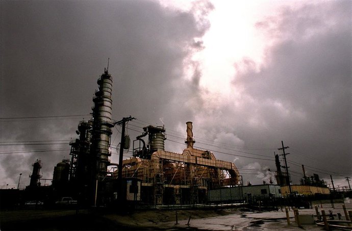 Archivo - Arquivo - 9 de agosto de 2021: GM Geral da refinaria da Chevron sob nuvens de tempestade em El Segundo. As refinarias de petróleo na área de Los Angeles gastaram bilhões de dólares para limpar a poluição do ar, enquanto as refinarias em Houston,