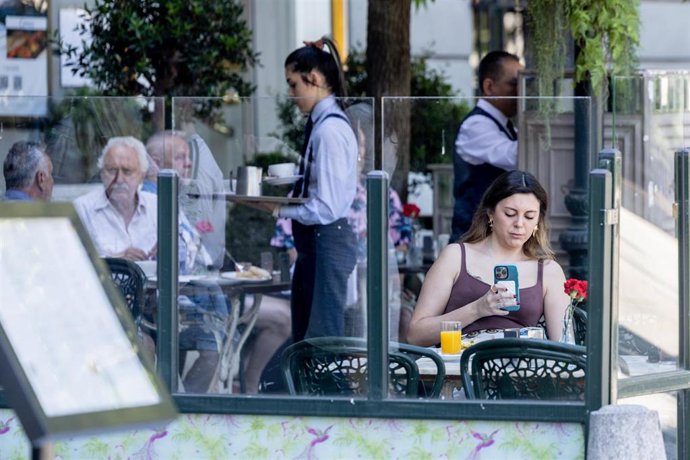Archivo - Clientes de un bar se refrescan en la terraza, a 15 de julio de 2025, en Madrid (España).
