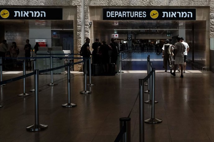 Archivo - Arquivo - 4 de agosto de 2024, Lod, Israel: Uma sala de embarque quase vazia no Aeroporto Internacional Ben Gurion de Tel Aviv, perto de Lod. Apesar da alta temporada de viagens, o aeroporto recebe um número mínimo de passageiros, pois muitas co