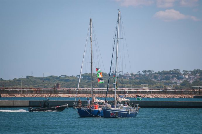 12 de setembro de 2025, Bizerte, Bizerte, Tunísia: A Flotilha Global Sumud atraca no porto de Bizerte, no norte da Tunísia, em 12 de setembro de 2025. A flotilha, que tem como objetivo romper o bloqueio de Israel a Gaza, adiou sua partida para sábado devi