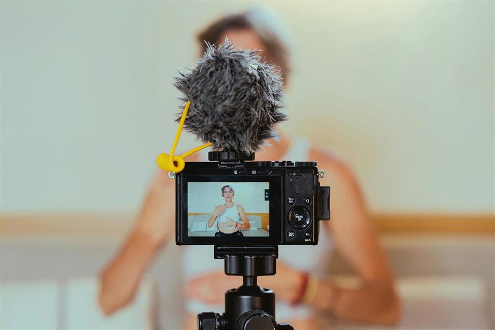 Archivo - Una cámara grabando a una 'influencer'.
