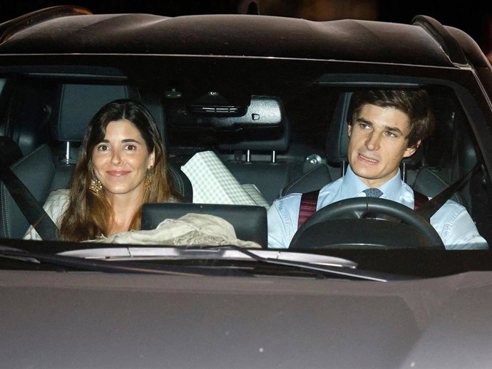 Carlos Fitz-Stuart y Belén corsini salen del Palacio de Liria donde han asistido al cumpleaños del Duque de Alba, este jueves 2 de octubre