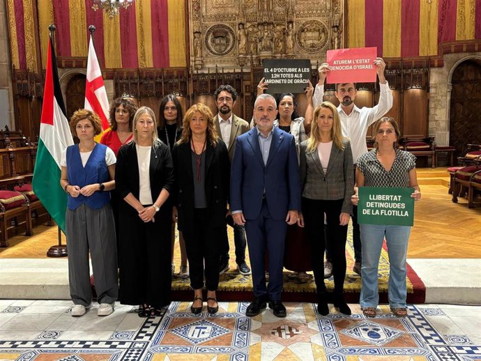 El gobierno municipal (PSC), Junts, BComú y ERC posan tras el pleno extraordinario de este viernes