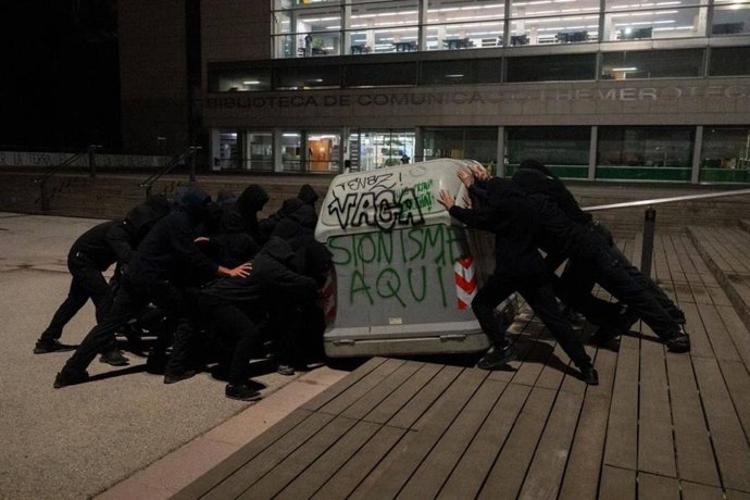 Estudiants de la UAB tallant els accessos a la universitat 