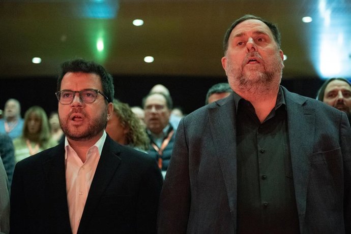 Archivo - El expresidente de la Generalitat, Pere Aragonès, y el presidente de Esquerra Republicana de Catalunya, Oriol Junqueras, en un acto a 23 de enero de 2025, en Mataró, Barcelona, Catalunya (España).