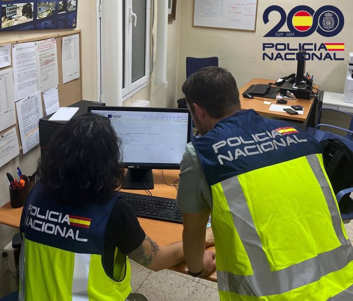 Agentes inspeccionan la documentación falsa