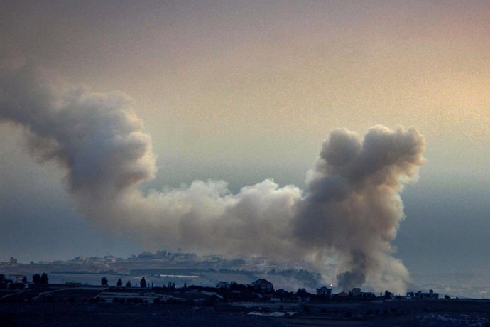 Archivo - Arquivo - Uma nuvem de fumaça após um bombardeio do exército israelense na cidade de Nabatiye, no sul do Líbano (arquivo).