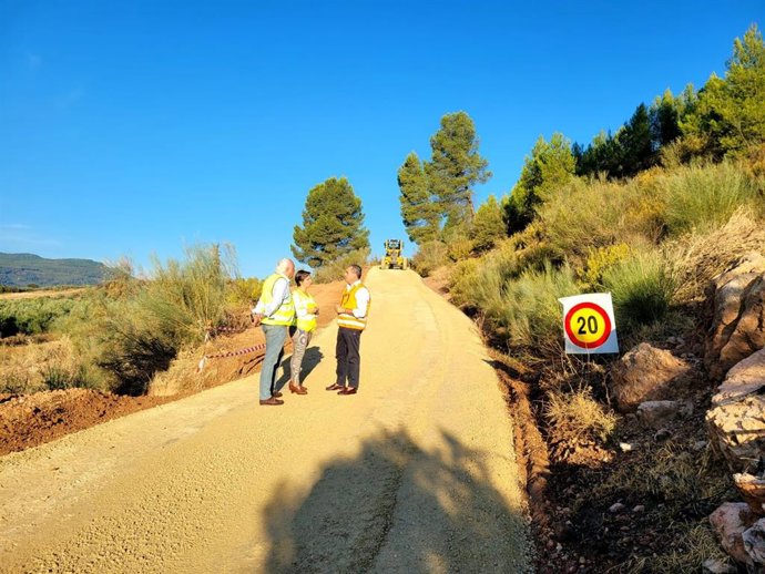 Visita a las obras en el camino riral Hoya del Lirio, en Siles
