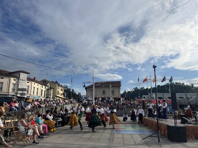 Grupo de Danzas Nuestra Señora de Covadonga en su actuación en Unquera