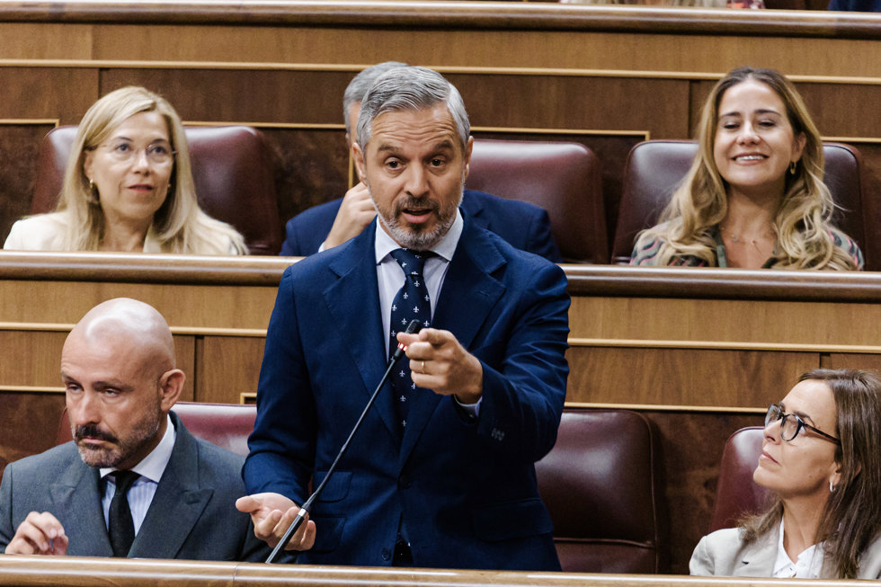 El vicesecretario de Hacienda, Vivienda e Infraestructuras del PP y diputado del PP, Juan Bravo, interviene durante un pleno en el Congreso de los Diputados, a 10 de septiembre de 2025, en Madrid (España).