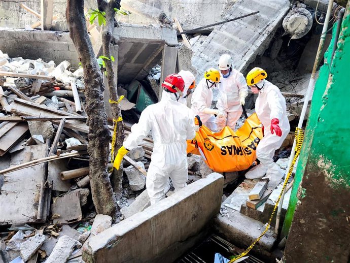 Imagen de archivo de varios efectivos de los equipos de emergencias de Indonesia tras el derrumbe de una escuela.