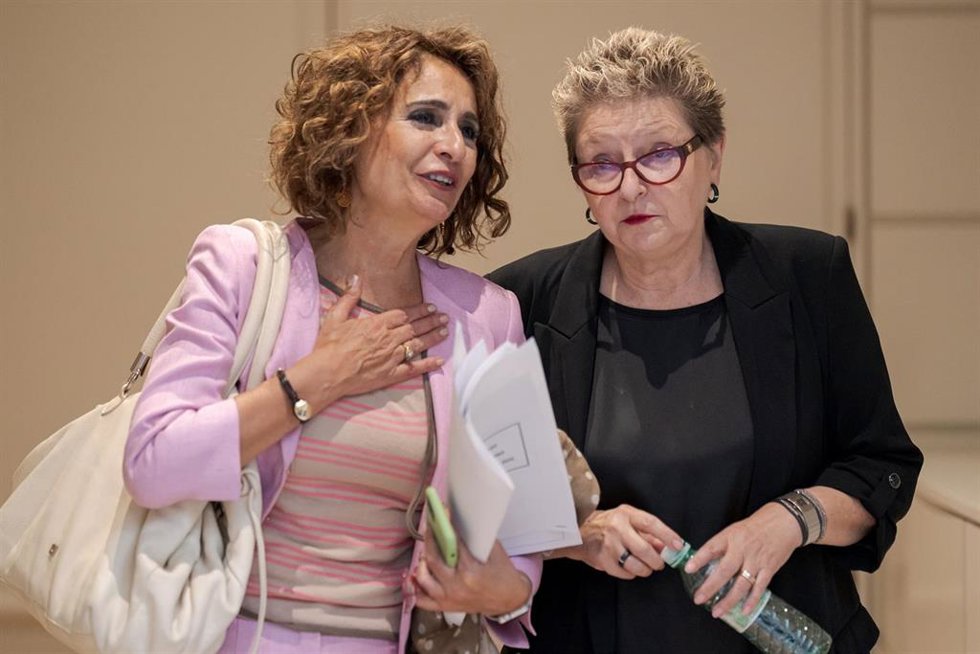 La vicepresidenta primera y ministra de Hacienda, María Jesús Montero y la senadora de Junts Maria Teresa Pallars, durante una sesión de control al Gobierno, en el Senado, a 30 de septiembre de 2025, en Madrid (España).