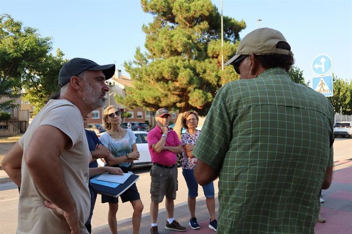 Los vecinos de Santomera debaten sobre ecología urbana en una ruta guiada por el municipio