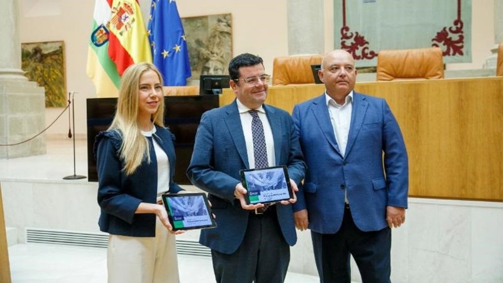 Alfonso Domínguez ha entregado a la presidenta del Parlamento regional el Proyecto de Presupuestos de La Rioja para 2026