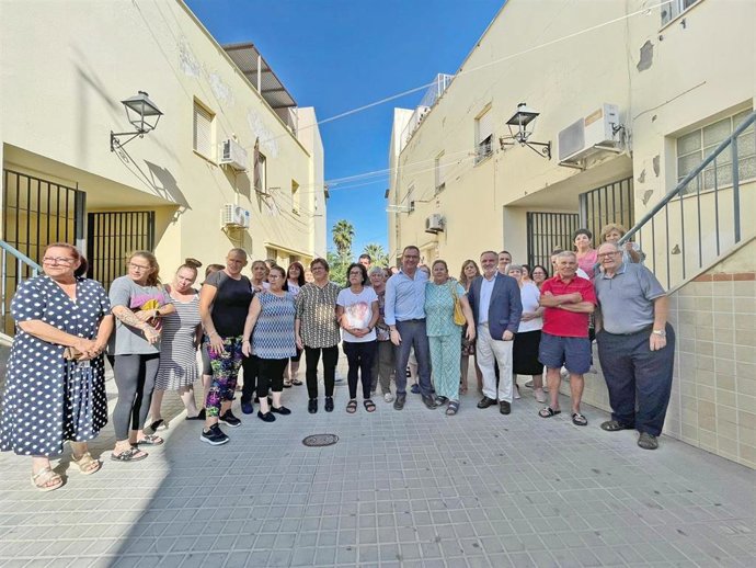 Vecinos de la barriada Pablo Iglesias de El Cuervo (Sevilla).