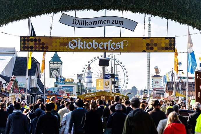 02 October 2025, Bavaria, Munich: Numerous visitors flock to the Oktoberfest grounds in the morning for the opening. After the fire, gunshots and a bomb threat against the Oktoberfest, the investigation in Munich continues. Photo: Matthias Balk/dpa