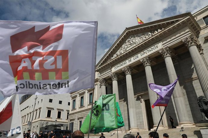 Archivo - Una manifestación de trabajadores interinos frente al Congreso de los Diputados.