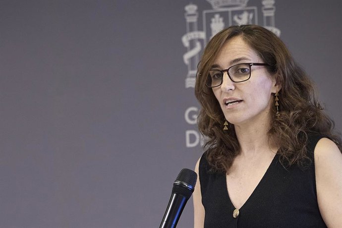 A Ministra da Saúde, Mónica García, durante uma coletiva de imprensa após presidir, telematicamente, a reunião do Conselho Interterritorial do Sistema Nacional de Saúde (CISNS), em 18 de setembro de 2025, em Madri (Espanha). Durante a coletiva de imprensa