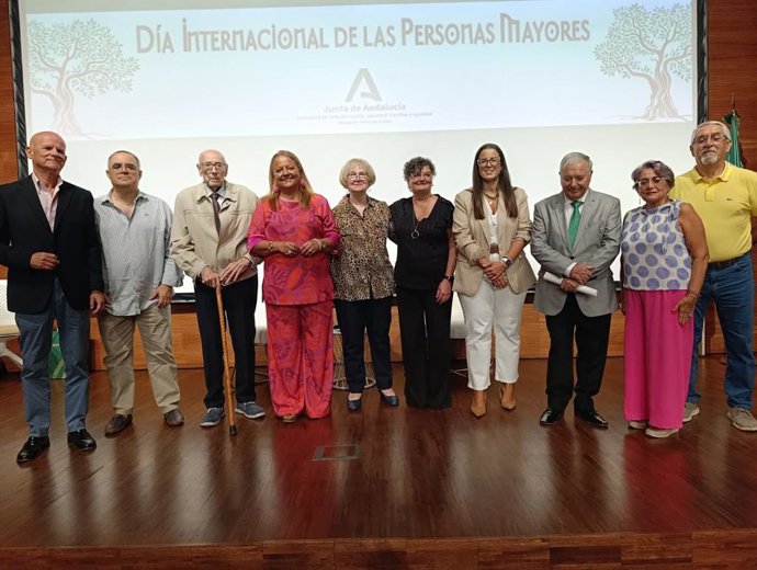 Fotode familia con los ganadores de la XXIII Gala de entrega de los Premios de Relato corto y Poesía