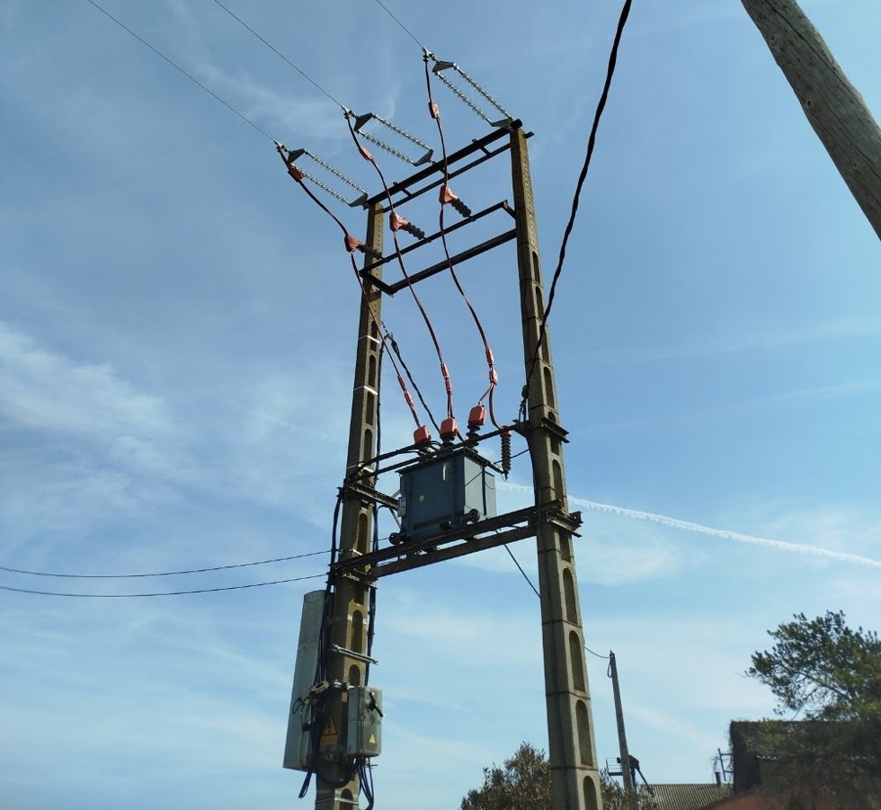 Endesa renueva una línea eléctrica en el Segri (Lleida) para mejorar el servicio en 4 municipios.