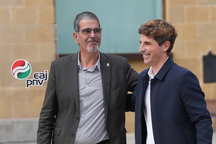 El todavía alcalde de San Sebastián, Eneko Goia (i)  junto a su sustituto, Jon Insausti (d), en la plaza Zuloaga, a 3 de octubre de 2025, en San Sebastián, Guipúzcoa