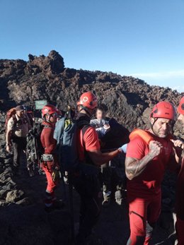 Sucesos.- Efectivos de los Bomberos rescatan a un senderista tras sufrir una caída en El Teide
