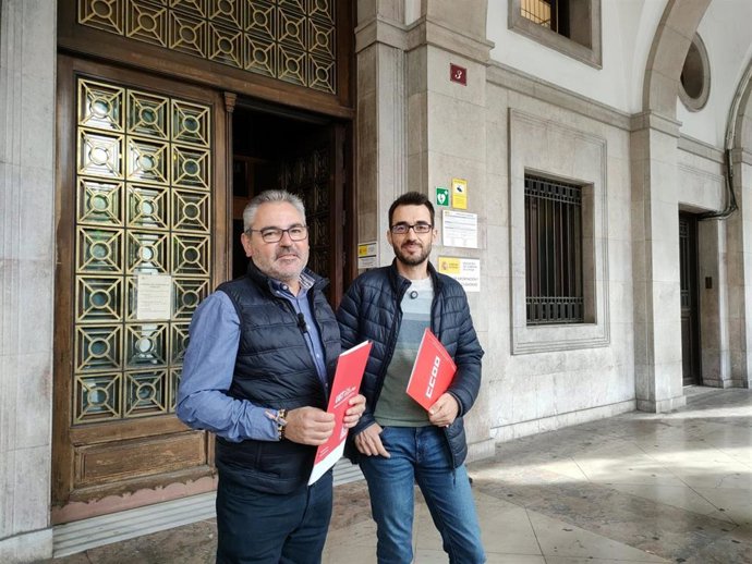 Los secretarios generales de UGT y CCOO de La Rioja, Jesús Izquierdo y Rodrigo Alfaro, respectivamente, antes de registrar la jornada de huelga parcial en los centros laborales en solidaridad con Palestina