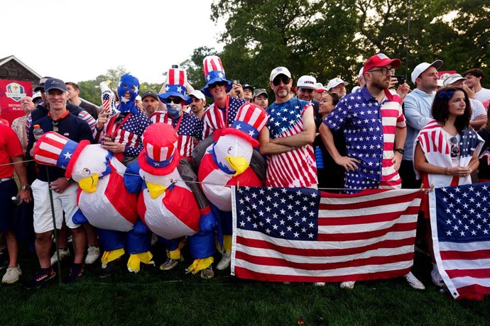 27 September 2025, US, New York: United States fans cheer during the morning foursomes on day two of the 2025 Golf Ryder Cup at the Bethpage Black Course in Farmingdale. Photo: David Davies/PA Wire/dpa