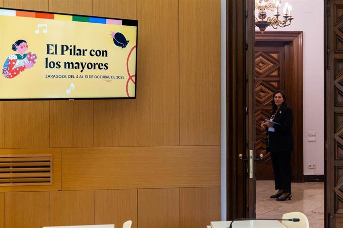 La concejal delegada de Educación Mayor y Familia y Barrios Rural, PAloma Espinosa, presenta las fiestas del Pilar para las personas mayores en los barrios
