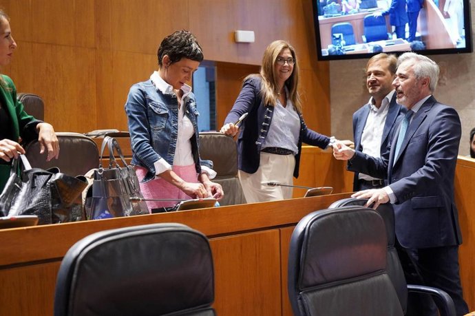 El presidente del Gobierno de Aragón, Jorge Azcón, departe con varios diputados del PP.