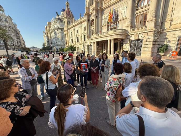 Una ruta impulsada por el PSPV-PSOE recorre por primera vez los lugares del escritor Max Aub en València en vísperas de ser nombrado Hijo Adoptivo de la ciudad.