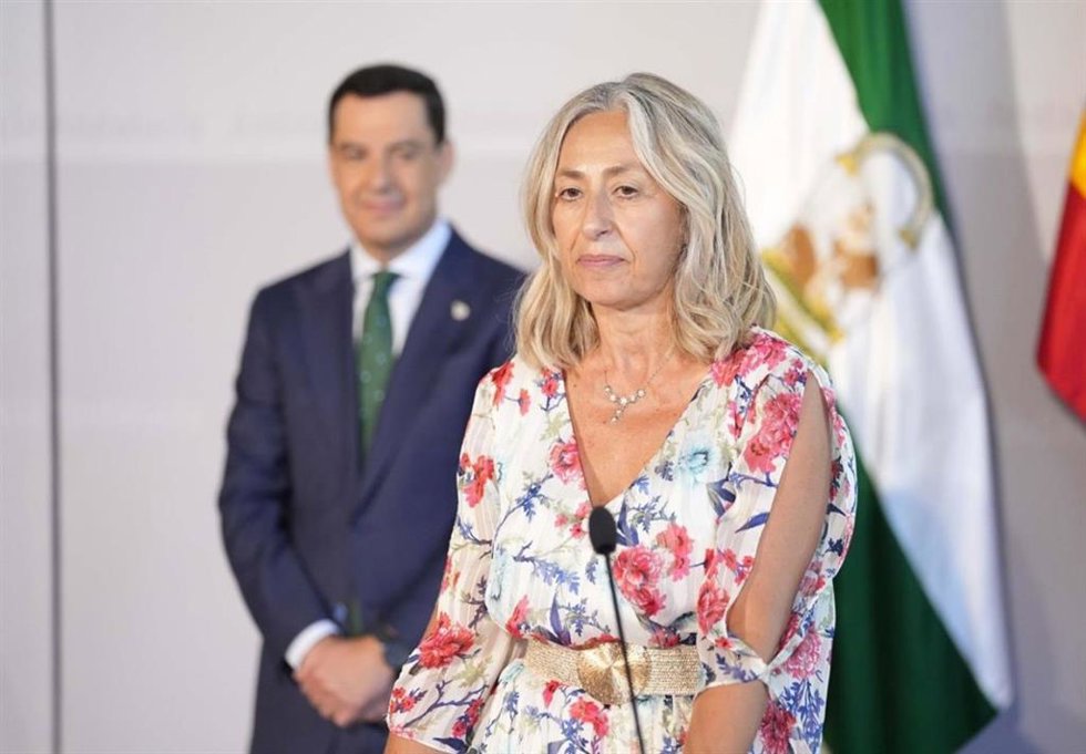 Imagen de la consejera de Salud y Consumo, Rocío Hernández, junto al presidente de la Junta de Andalucía, Juanma Moreno.