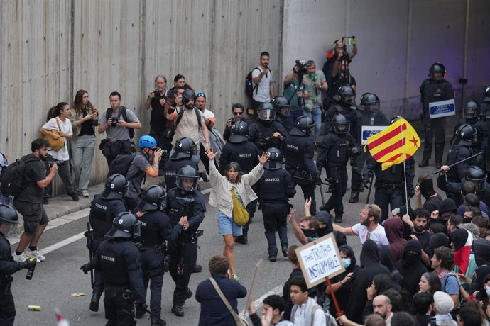 Agents antiavalots durant una concentració de suport a la Global Sumud Flotilla