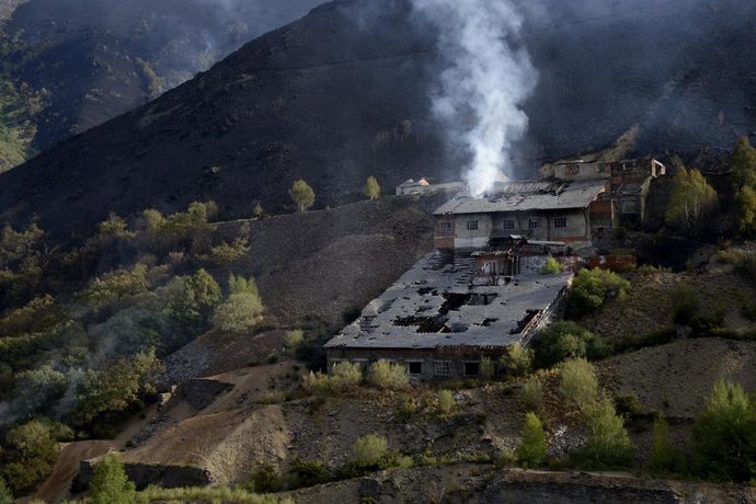 Vários quartéis da "Ciudad de los Alemanes", ao redor de minas de volfrâmio exploradas ao longo do século XX, no sopé da cadeia de montanhas Pena Trevinca, em 10 de setembro de 2025, em Ourense, Galícia (Espanha). Na província de Ourense