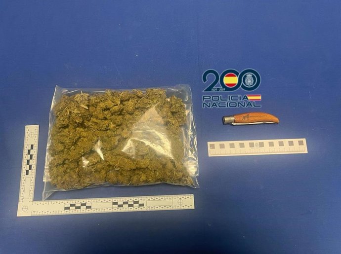 Marihuana y navaja intervenida.