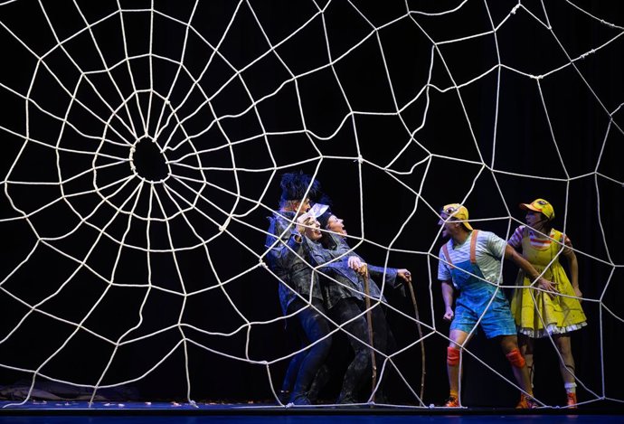 El Escalante alça el teló de la temporada en el Teatre Principal amb la nova versió de 'L'Aneguet Lleig'