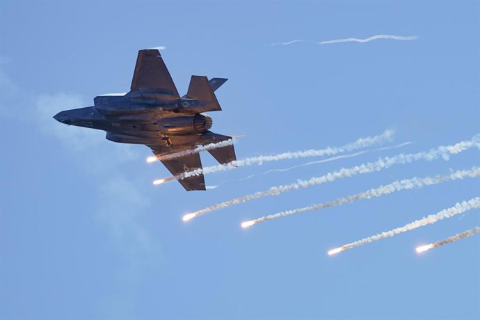 Archivo - August 31, 2025, Toronto, Ontario, Canada: The Lockheed Martin F-35 Lightning II performs a dramatic vertical climb, a powerful display of its fifth-generation fighter capabilities at the Canadian International Air Show. On August 31, 2025 in To