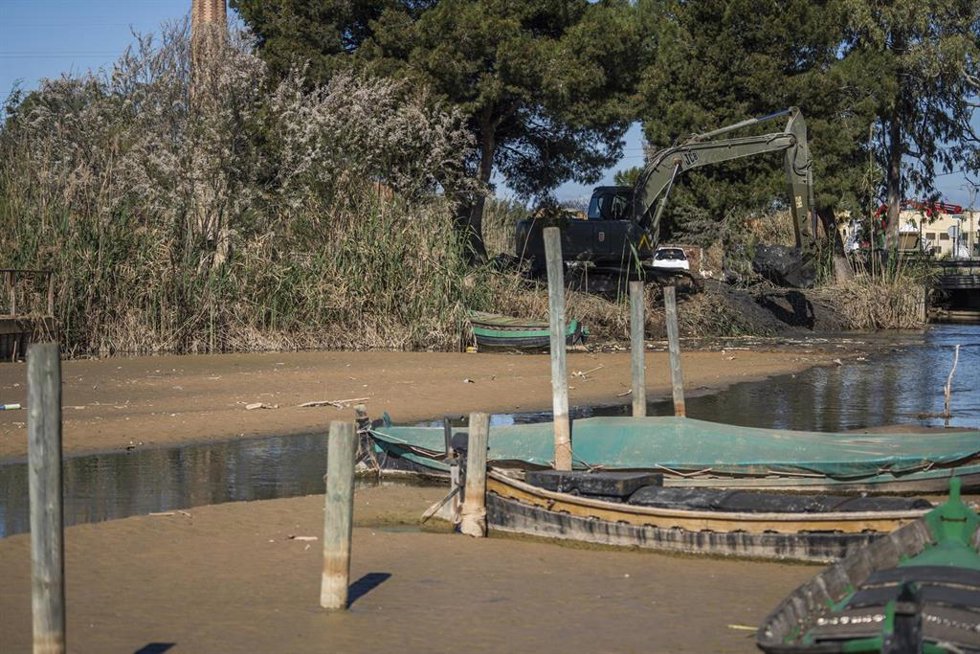 Archivo - Trabajos de dragado de la acequia del Puerto de Catarroja afectado por la dana 