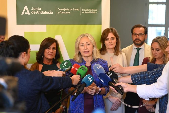 La consejera de Salud y Consumo, Rocío Hernández, atiende a los medios en Granada.