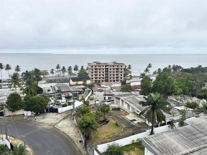 Archivo - Una vista aérea de Libreville, capital de Gabón