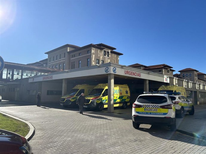 Archivo - Ambulancias en Urgencias del Hospital Valdecilla.
