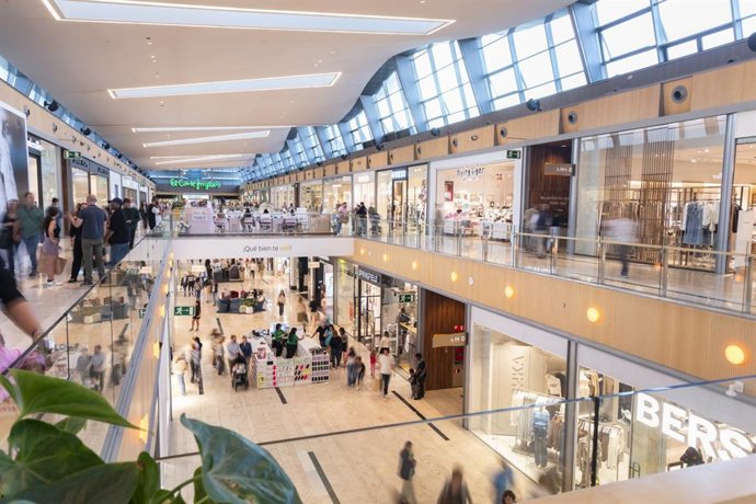 Archivo - Galería comercial en Puerto Venecia.