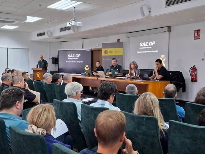 La subdelegada del Gobierno en Cádiz, Blanca Flores, preside una reunión de coordinación del dispositivo de seguridad para la SailGP en Cádiz.