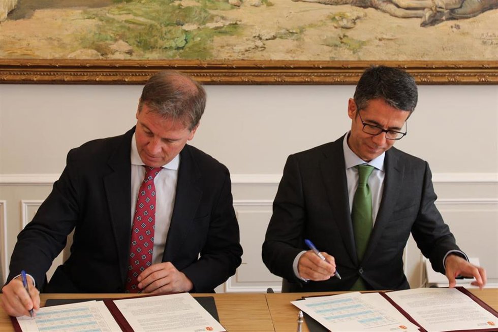 El presidente de la Diputación de Burgos, Borja Suárez, y el delegado comercial de Iberdrola en Castilla y León, Celiano García, en la firma del acuerdo.