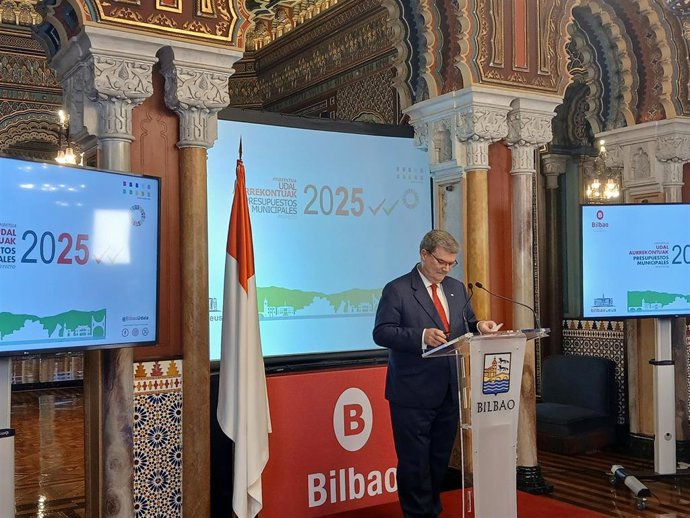 Archivo - El alcalde de Bilbao, Juan María Aburto, presenta el proyecto de presupuestos para 2025.